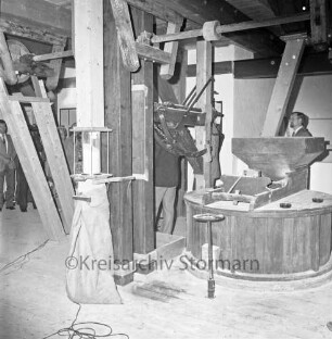 Glinder Heimat- und Mühlenmuseum: Kupfermühle: Innenansicht: Einweihung: Mahlwerk: dahinter Gäste