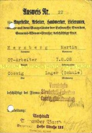 Betriebsausweis der Strobafen (?)-Fabriken Coswig mit beiliegendem Passfoto