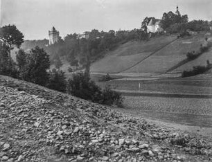 Stadt mit Burg : Blick über eine Landschaft mit Feldern. Im Hintergrund eine Stadt mit Burg
