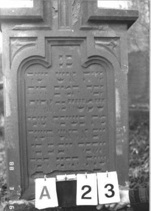 Grabstein 23 (Index: 100114488) Material: Sandstein Zustand: abgeblättert, Sockel verwittert Maße HxBxT: 146x62x19 cm Beschreibung: Stele, Sockel, getreppter Abschluß: Grabstein 23A