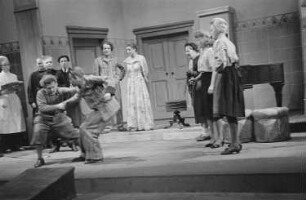 Szenenbilder aus dem Schwank "Ein Ruhetag" von Walentin Petrowitsch Katajew im Theater am Schiffbauerdamm Berlin