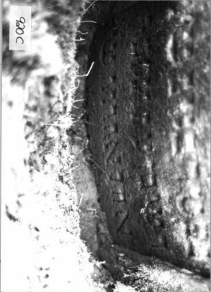 Grabstein 920 (Index: 99753205) Material: Sandstein Zustand: stark verwittert/großer Textverlust Maße HxBxT: 98x52x11 cm Beschreibung: Stele, doppelt eingezogener Rundbogenabschluß, Schriftfeld eingetieft Symbolik: Levitenkanne mit Schale: Grabstein 920C