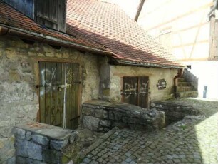 Kirchhof im Norden mit Steingaden (innenseitig an die Kirchhofmauer angebaut) im Verlauf