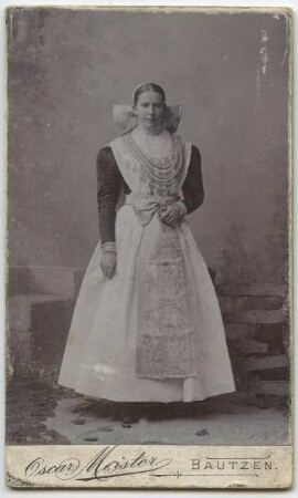 Ehrenjungfrau / Mädchen in sorbischer katholischer Tracht : Družka / holca w serbskej katolskej drasće