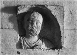 Fragment einer römischen Grabstele? mit männlicher Büste