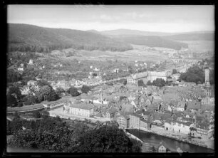 Hannoversch Münden. Blick über die Fulda Richtung Schloss und Werra mit Brücke stromaufwärts
