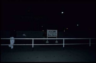 Warnschild am Brandenburger Tor bei Nacht