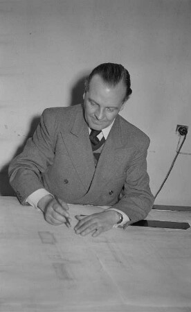 Architekt Richard Paulick mit Jungen Pionieren : Richard Paulick mit Bauplänen