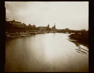 Stadtansicht von Dresden mit Elbe, Schlossturm und Hofkirche