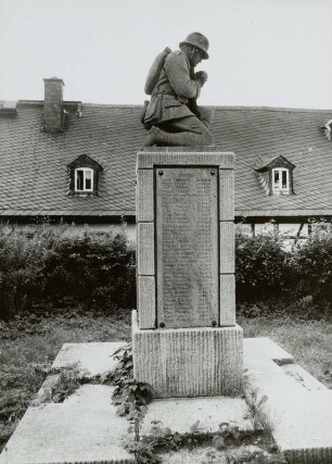 Denkmal für die Gefallenen des 1. Weltkrieges : Denkmal für die Gefallenen des 1. Weltkrieges. Kalkstein (nach 1918). Großolbersdorf, ehem. Friedhof