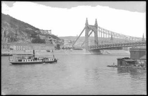 Budapest. Donaubild mit Elisabethbrücke und Dampfschiff
