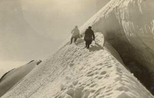 Dachsteingruppe. Randkluft am Dachstein mit Bergsteigern