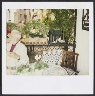 Wolfram Siebeck beim Zeitunglesen im Außenbereich des Hotels Ticino in Lugano