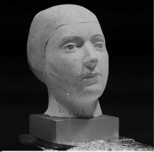 Mädchenkopf mit Badehaube : Mädchenkopf mit Badehaube. Terrakotta (vor 1960; W. Arnold)