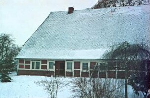 Fischbek: Fachhallenhaus: Teilansicht: Traufseite Wohntrakt mit Eingangstür