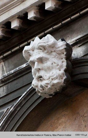 Köpfe als Scheitelsteine : Gekrönter männlicher Kopf als Scheitelstein