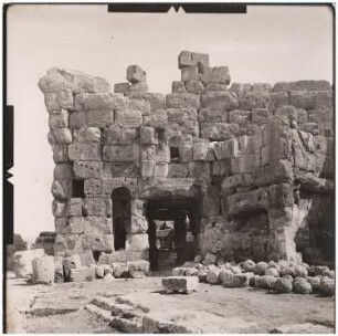Ruine, Baalbek: Ansicht mit Durchgang und diversen Nischen