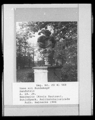 Vase mit Hundekopf