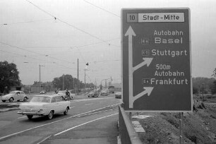 Verkehrsbehindernd aufgebautes Hinweisschild auf der Durlacher Allee.