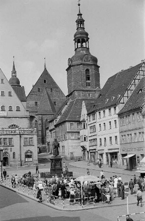 Ansicht des Marktplatzes von Eisleben, im Hintergrund der Turm der St.-Andreas-Kirche