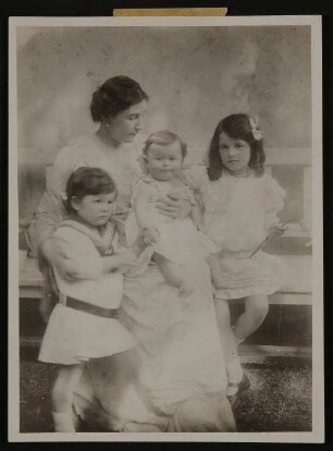 Gerty von Hofmannsthal mit ihren drei Kindern (Franz, Raimund, Christiane) auf einer Bank sitzend