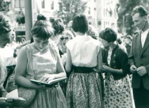 IFF 1958. Autogrammjägerinnen