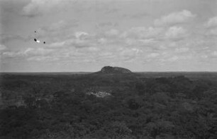 Regenwald nördlich des Flusses Sanaga mit Dorfstelle. Blick von einem Inselberg ca. 40 km. südlich Yoko nach Süden zu einem weiteren Inselberg (Eruptivschlot)