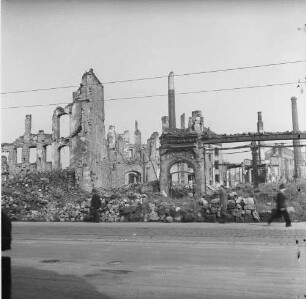 Dresden nach der Bombardierung vom 13./14. Februar 1945. Straßenbild mit Ruinen. Ansicht mit Rundbogenportal