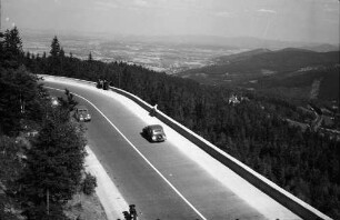 Oberschreiberhau: Sudetenstaße mit Fernblick, zwei Autos begegnen sich