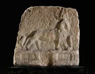 Reliefbruchstück mit schreitender Sphinx