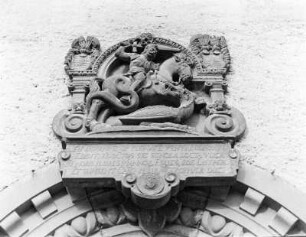 Relief am ehemaligen Rektorat : Relief von St. Georg über der Eingangstür am ehemaligen Rektorat