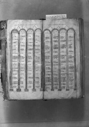 Victor-Codex, Evangelienharmonie nach Tatian; aus dem Besitz des heiligen Bonifatius — ---, Folio 6rectoKanontafel