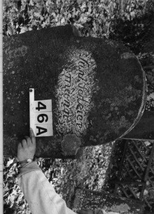 Grabstein 46 (Index: 100080796) Material: Sandstein Zustand: verwittert Maße HxBxT: 97x58x10 cm Beschreibung: Stele, eingezogener Rundbogen, eingetieftes Schriftfeld rechteckig: Grabstein 46A