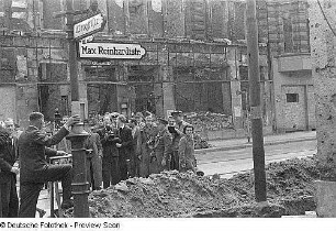 Ehrung für Max Reinhardt im Deutschen Theater Berlin und anschließende Straßenbenennung (Umbenennung der Karlstraße) : Gäste während des Festaktes zur Straßenbenennung