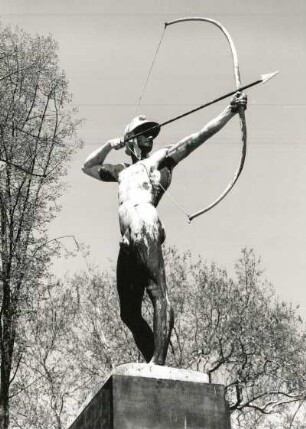 Bogenschütze : Bogenschütze. Bronze auf Sandsteinsockel. (1902 Zweitguß; E. M. Geyger). Dresden-Neustadt, Neustädter Elbufer