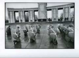 Abzug der Ehrenwache am Sowjetischen Ehrenmal am Brandenburger Tor