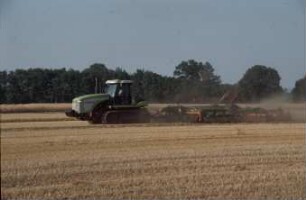 Fotografie: Bodenbearbeitung, Stoppelbearbeitung, Raupentraktor, Gummiraupenlaufwerk