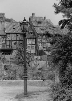 Quedlinburg, Blick auf Fachwerkhäuser mit einer Straßenlaterne