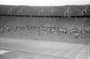 Berlin: Reichssportfeld; Springübungen der Turner