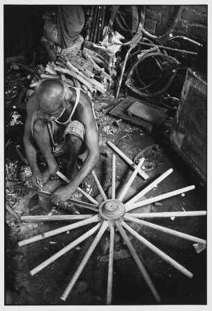 Kalkutta. Herstellung eines Wagenrades aus Holz