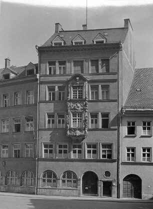 München. Wohnhaus mit Erker