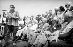 31. Tagung 1981 (29.6.-3.7.) Mediziner; Maikäferrede an Bord: Daniel C. Gajdusek, links Gräfin Sonja Bernadotte, rechts sitzend: Friedrich a. V. Hayek, Sir Peter Medawar, Konrad Lorenz, Frau Pauling, André F. Cournand, Sir Hans A. Krebs, Rodney R. Porter; stehend: Frau de Duve, Lady Medawar, ?, Christian R. de Duve, Frau Luria, Salvador E. Luria, Nikolaas Tinbergen, Sir John C. Eccles, Sir Bernard Katz, Adolf Butenandt, Rosalyn Yalow, Severo Ochoa