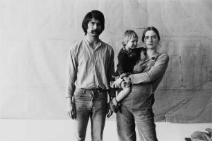 Familie Hoffmann/Wolf vor einer Zeichentapete (Maler/Grafiker, Regisseurin)
