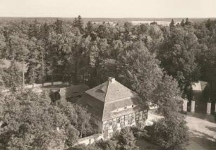 Neschwitz, Blick vom Kirchturm nach Nordosten auf Pfarrhaus und Schlosspark