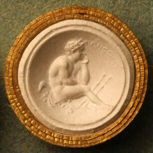 Sitzender Faun mit aufgestütztem Kinn (Daktyliothek, Erstes Mythologisches Tausend)