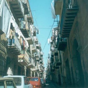 Sizilien. Cefalu. Gasse in der Altstadt