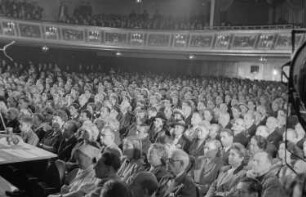 Veranstaltung zum Weltfriedenstag im Admiralspalast : Blick auf die Zuschauer und Gäste, u.a. mit Walter Friedrich