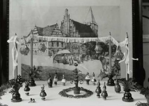 Fotomärchenbuch. Illustration zum Märchen-Gedicht von Else Seifert "Die Tanzkreisel". Arrangement mit Holzfiguren vor gezeichnetem Marktplatz