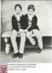 Gaston Prinz v. Orléans, Graf v. Eu (1842-1922) / Porträt mit Bruder Ferdinand Prinz v. Orléans, Herzog v. Alencon (1844-1910), auf Steinbank sitzend, Ganzfiguren