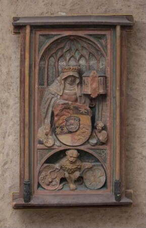 Elisabeth mit dem landgräflichen Wappen und Kirchenmodell